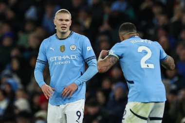 Manchester City 'den Kyle Walker, Manchester City ile Tottenham Hotspur arasındaki Premier League maçında Manchester City' den Erling Haaland 'a talimat veriyor.