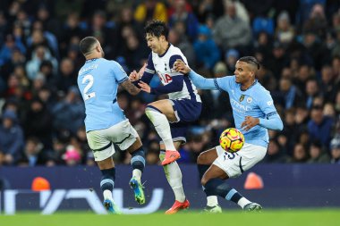 Manchester City 'den Kyle Walker ve Tottenham Hotspur' dan Son Heung-Min Premier Lig karşılaşması sırasında Etihad Stadyumu 'nda Manchester City Tottenham Hotspur' a karşı 23 Kasım 2024
