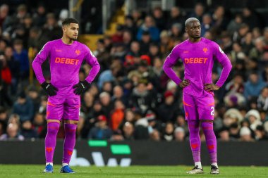 Wolverhampton Wanderers takımından Joao Gomes ve Toti, 23 Kasım 2024 'te Craven Cottage, Londra, İngiltere' de oynanan Premier League maçında Fulham, Wolverhampton Wanderers maçına bakıyorlar.