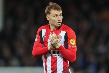 Brentford 'dan Sepp van den Berg, 23 Kasım 2024 tarihinde İngiltere' nin Liverpool kenti Goodison Park 'ta oynanan Premier League karşılaşmasında taraftarları alkışlıyor.