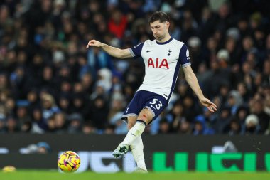 Tottenham Hotspur 'dan Ben Davies, Premier League maçında pas veriyor Manchester City, Etihad Stadyumu' nda Tottenham Hotspur 'a karşı, 23 Kasım 2024