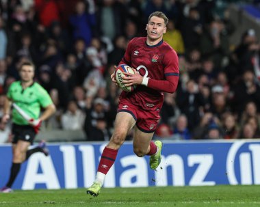 İngiltere 'den Tom Roebuck, Birleşik Krallık' ın Twickenham kentindeki Allianz Stadyumu 'nda oynanan Güz Ulusları Serisi maçında tek başına koşuyor.