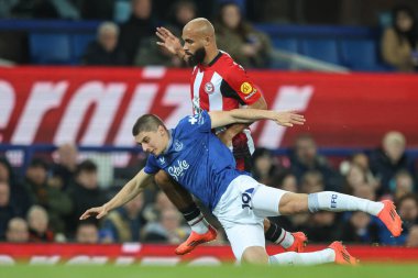 Everton 'dan Vitaliy Mykolenko, 23 Kasım 2024 tarihinde İngiltere' nin Liverpool kentinde Goodison Park 'ta oynanan Premier League karşılaşmasında Brentford' dan Bryan Mbeumo 'ya karşı faul yaptı.