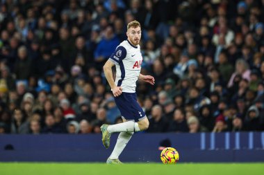 Tottenham Hotspur takımından Dejan Kulusevski, 23 Kasım 2024 tarihinde Etihad Stadyumu 'nda Manchester City ile Tottenham Hotspur arasında oynanan Premier League maçında topa bir ara verdi.