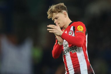 Brentford 'dan Keane Lewis-Potter, 23 Kasım 2024' te İngiltere 'nin Liverpool kenti Goodison Park' ta oynanan Premier League maçında taraftarları alkışlıyor.