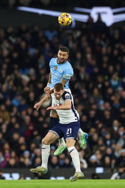 Manchester City 'den Kyle Walker, 23 Kasım 2024 tarihinde Etihad Stadyumu' nda Manchester City ile Tottenham Hotspur arasındaki Premier League maçında Tottenham Hotspur 'dan Dejan Kulusevski' yi yenerek yüksek topu kazandı.