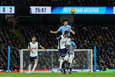 Manchester City 'den Rico Lewis, Manchester City' nin 23 Kasım 2024 'te Etihad Stadyumu' nda Tottenham Hotspur 'a karşı oynadığı Premier League maçında yüksek topu kazanmak için sıçradı.