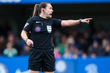 Hakem Emily Heaslip Barclays Kadınlar Süper Ligi karşılaşmasında Manchester United Women 'a karşı Kingsmeadow Stadyumu' nda 24 Kasım 2024 'te Kingsmeadow, İngiltere