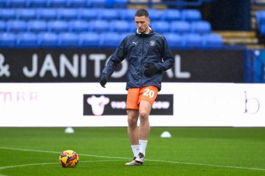 Blackpool 'dan Oliver Casey, 21 Kasım 2024' te İngiltere 'nin Bolton Stadyumu' nda oynanan Gökyüzü İddia Ligi 1 maçı öncesinde oynanan maçta Bolton Wanderers 'a karşı Blackpool maçında ısındı.