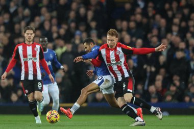 Everton 'dan Iliman Ndiaye ve Brentford' dan Sepp van den Berg Premier Lig maçı sırasında Everton Brentford 'a karşı Goodison Park, Liverpool, Birleşik Krallık, 23 Kasım 2024