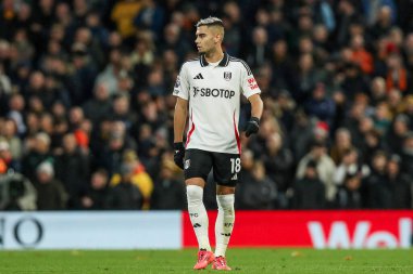 Fulham 'dan Andreas Pereira, Premier Lig maçında Fulham, Wolverhampton Wanderers' a karşı Londra Craven Cottage 'da 23 Kasım 2024' te seyrediyor.