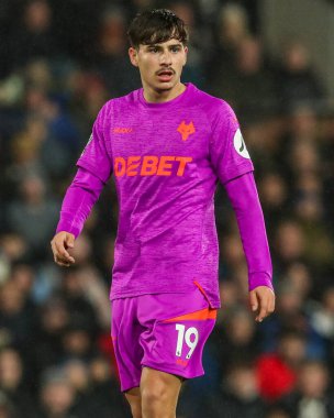 Wolverhampton Wanderers takımından Rodrigo Gomes, 23 Kasım 2024 'te Craven Cottage, Londra' da oynanan Premier League maçında Fulham, Wolverhampton Wanderers maçına bakıyor.