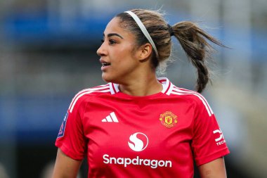 Manchester United Women 'dan Gabby George 24 Kasım 2024 tarihinde İngiltere' nin başkenti Kingsmeadow Stadyumu 'nda oynanan Chelsea FC Women vs Manchester United Women maçında izlemektedir.
