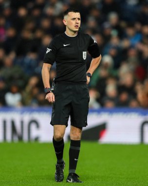 Hakem Lewis Smith, Sky Bet Şampiyonası maçı sırasında West Bromwich Albion, Norwich City 'ye karşı The Hawthorns, West Bromwich, İngiltere, 23 Kasım 202