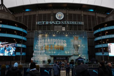 Taraftarlar, Premier Lig karşılaşmasında sağanak yağmurda Manchester City ile Tottenham Hotspur arasındaki Etihad Stadyumu, Manchester, İngiltere, 23 Kasım 2024