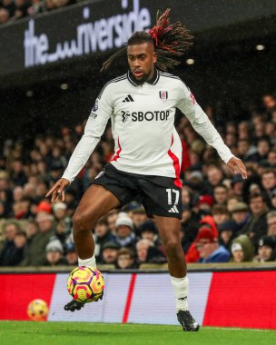 Fulham 'dan Alex Iwobi Premier Lig maçında topu kontrol ediyor Fulham Wolverhampton Wanderers' a karşı Craven Cottage, Londra, 23 Kasım 2024