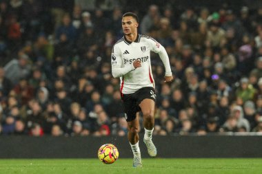 Fulham 'dan Antonee Robinson Premier Lig maçında topla koşuyor Fulham, Wolverhampton Wanderers' a karşı Craven Cottage, Londra, 23 Kasım 2024