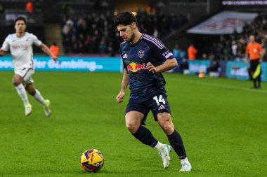 Leeds United takımından Manor Solomon, 24 Kasım 2024 'te Swansea.com Stadyumu' nda oynanan Swansea City - Leeds United maçında topla ilerliyor.