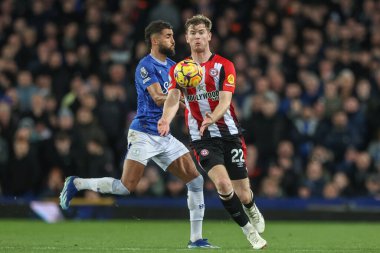 Brentford 'dan Nathan Collins Premier Lig maçı sırasında topu kontrol ediyor. Everton, Goodison Park, Liverpool' da, 23 Kasım 2024 'te oynanan Everton vs Brentford maçında.