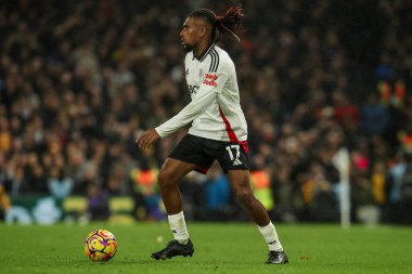 Fulham 'dan Alex Iwobi Premier Lig maçında topla koşuyor Fulham, Wolverhampton Wanderers' a karşı Craven Cottage, Londra, 23 Kasım 2024