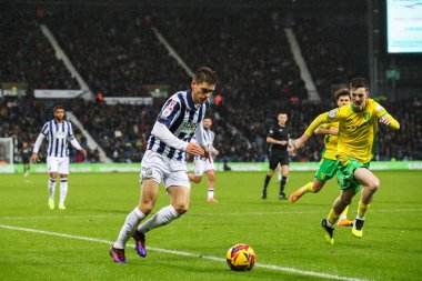West Bromwich Albion 'dan Tom Fellows, West Bromwich Albion' a karşı Norwich City 'nin 23 Kasım 2024' te oynadığı The Hawthorns, West Bromwich City maçında topla birlikte ilerliyor.