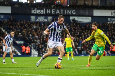 West Bromwich Albion takımından Torbjrn Heggem, West Bromwich Albion 'un Norwich City' e karşı oynadığı The Hawthorns, West Bromwich, İngiltere 'de 23 Kasım 2024' te oynanan maç sırasında iş başında.