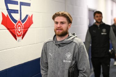 Blackpool takımından Hayden Coulson, 23 Kasım 2024 'te İngiltere' deki Toughsheet Community Stadyumu 'nda oynanan 1.