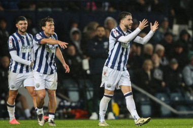 West Bromwich Albion 'dan Mikey Johnston, 23 Kasım 2024' te West Bromwich Albion 'a karşı Norwich City' de oynanan Sky Bet Şampiyonası maçında hakem Lewis Smith 'in kararına tepki gösterdi.