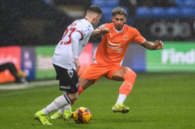 Blackpool 'dan Jordan Lawrence-Gabriel, 21 Kasım 2024' te Bolton Wanderers 'ın Blackpool' a karşı oynadığı Sky Bet 1 maçında Szabolcs Schn of Bolton Wanderers 'ı kapattı.