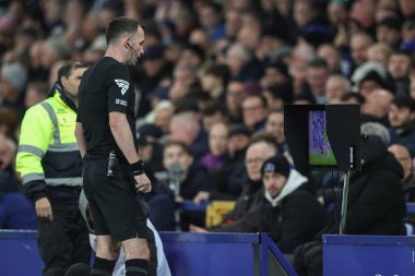 Hakem Chris Kavanagh, 23 Kasım 2024 tarihinde İngiltere 'nin Liverpool kentinde Goodison Park' ta oynanan Premier League maçında olası bir kırmızı kart için VAR 'ı kontrol ediyor.