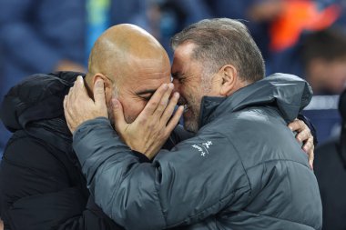 Manchester City 'nin teknik direktörü ve Tottenham Hotspur' un Ange Postecoglou teknik direktörü Manchester City, Manchester Tottenham Hotspur 'a karşı 23 Kasım 2024 tarihinde Etihad Stadyumu' nda oynanan Premier League karşılaşması öncesinde kucaklaşıyorlar.