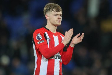 Brentford 'dan Keane Lewis-Potter, Premier League maçından sonra Goodison Park, Liverpool, İngiltere' de oynanan Everton-Brentford maçında gezgin taraftarları alkışlıyor.