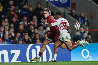 İngiltere 'den Tommy Freeman topu İngiltere' den George Furbank 'a fırlatıyor ve 24 Kasım 2024' te İngiltere 'nin Allianz Stadyumu' nda Japonya 'ya karşı oynadığı Güz Milletler Serisi maçında gol atmaya gidiyor.