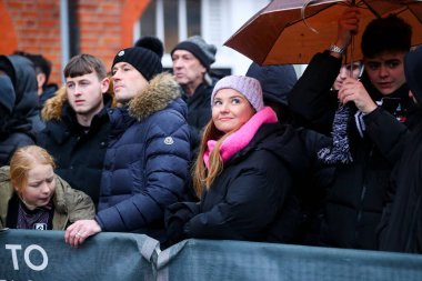 Taraftarlar, Premier Lig maçından önce Londra, Craven Cottage 'da oynanan Fulham - Wolverhampton Wanderers maçı için yağmurda bekliyorlar.