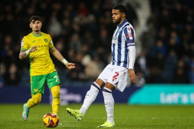 West Bromwich Albion takımından Darnell Furlong, West Bromwich Albion 'un Norwich City' e karşı oynadığı The Hawthorns, West Bromwich, İngiltere 'de 23 Kasım 2024' te oynanan Gökyüzü İddia Şampiyonası maçında pas attı.