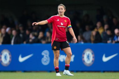 Manchester United Women 'dan Maya Le Tissier 24 Kasım 2024 tarihinde Kingsmeadow Stadyumu' nda Chelsea FC Women - Manchester United Women maçında takım talimatlarını verdi.