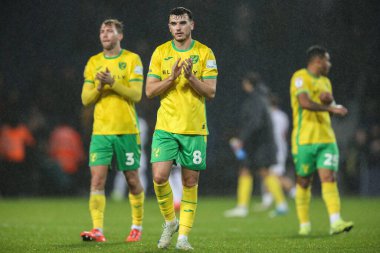 Norwich City 'den Liam Gibbs, 23 Kasım 202' de İngiltere, West Bromwich City 'de oynanan West Bromwich Albion Norwich City maçından sonra gezgin taraftarları alkışlıyor.