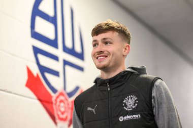 Blackpool 'dan Zac Ashworth, 23 Kasım 2024' te İngiltere 'nin Bolton Stadyumu' ndaki Bolton Wanderers-Blackpool maçında Sky Bet 1 maçından önce geldi.
