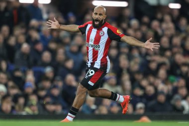 Brentford 'dan Bryan Mbeumo, 23 Kasım 2024' te Goodison Park, Liverpool 'da oynanan Premier League maçında takımına talimat verir.