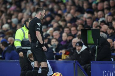 Hakem Chris Kavanagh, 23 Kasım 2024 tarihinde İngiltere 'nin Liverpool kentinde Goodison Park' ta oynanan Premier League maçında olası bir kırmızı kart için VAR 'ı kontrol ediyor.