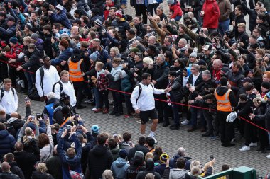 İngiliz oyuncular, 24 Kasım 2024 'te Birleşik Krallık, Twickenham' daki Allianz Stadyumu 'nda oynanan Güz Milletler Serisi maçına geldiler.