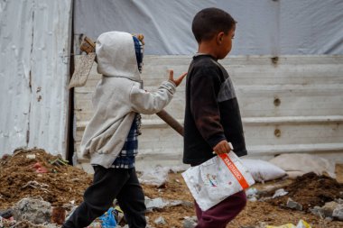 Gazze 'deki savaşın 415. günü boyunca Gazze Şeridi' nin merkezindeki Deir el-Balah kentine yağan yağmur sırasında yerlerinden edilen insanların çektiği ızdırabın bir parçası. (Fotoğraf: Mohammed Skaik / Haber Fotoğrafları)