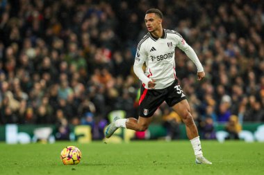 Fulham 'dan Antonee Robinson Premier Lig maçında topla koşuyor Fulham, Wolverhampton Wanderers' a karşı Craven Cottage, Londra, 23 Kasım 2024