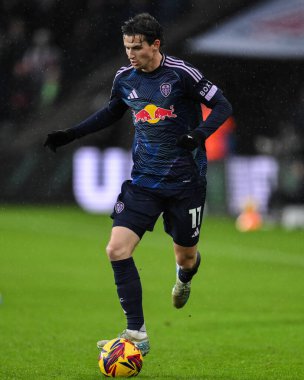 Leeds United takımından Brenden Aaronson 24 Kasım 202 'de Swansea City, Swansea.com Stadyumu' nda Leeds United 'a karşı oynanan Sky Bet Şampiyonası maçında topu ileri taşıyor.