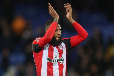 Brentford 'dan Igor Thiago, Premier League maçından sonra İngiltere' nin Liverpool kenti Goodison Park 'ta oynanan Everton-Brentford maçında gezgin taraftarları alkışlıyor.