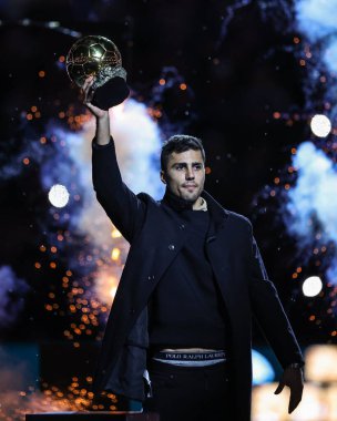 Manchester City 'den Rodri 2024 Ballon d' Or ile Premier Lig karşılaşması öncesinde Manchester City ile Tottenham Hotspur, Etihad Stadyumu, Manchester, İngiltere, 23 Kasım 2024