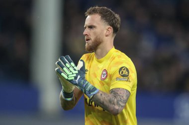 Brentford 'dan Mark Flekken, 23 Kasım 2024' te İngiltere 'nin Liverpool kenti Goodison Park' ta oynanan Premier League maçında taraftarları alkışlıyor.