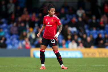 Manchester United Women 'dan Geyse Da Silva Ferreira 24 Kasım 2024 tarihinde Kingsmeadow Stadyumu' nda Chelsea FC Women - Manchester United Women maçında izlemektedir.