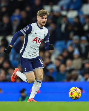 Tottenham Hotspur takımından Timo Werner, 23 Kasım 2024 tarihinde Etihad Stadyumu 'nda Manchester City ile Tottenham Hotspur arasında oynanan Premier League maçında topa vuruyor.