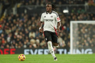 Fulham 'dan Calvin Bassey Premier Lig maçında topla koşuyor Fulham, Wolverhampton Wanderers' a karşı Craven Cottage, Londra, 23 Kasım 2024